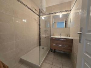 a bathroom with a shower and a sink at Orchidée, Spacieux & Vue mer in Les Trois-Îlets +11 photos