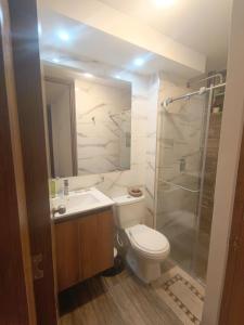 Cómodo Apartamento turístico Paipa في بايبا: حمام مع مرحاض ومغسلة ودش