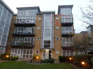 an apartment building with a basketball hoop on the side at Spacious 3 Bed Apartment in Central Romford just 5 mins to Elizabeth Line for Families Friends and Contractors in Romford