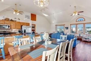 Un comedor y una cocina con mesa y sillas. en 6065 - Making Memories, en Nags Head