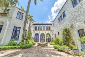 an exterior view of a mansion with a courtyard at Young Mansion Steps To The Beach in Hollywood