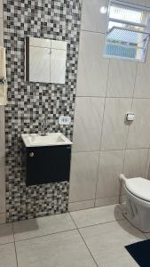 a bathroom with a sink and a toilet at Casa de Campo Sitio com tranquilidade in Cunha +29 photos