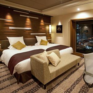 大阪Hotel Granvia Osaka-JR Hotel Group的配有一张大床和一把椅子的酒店房间