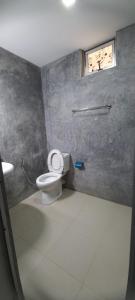 un baño con inodoro y lavabo en Eco home stay and safari, en Udawalawe
