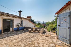 an outdoor patio with a table and a building at Silent Place - Sintra in Paiõis