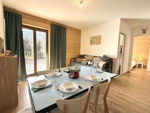 Ruang duduk di Appartement 2 pièces cabine à Praz-sur-Arly - 6 personnes avec parking - FR-1-603-127
