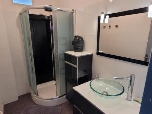 Ένα μπάνιο στο Location à Fleury-D'Aude - 4 pers, 53 m² - FR-1-784-44