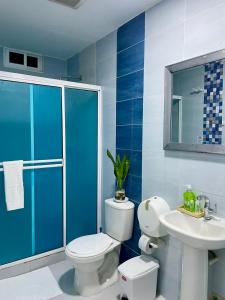 a blue bathroom with a toilet and a sink at Apartahotel MKS Caribe in San Andrés