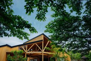 una casa rivestita in legno con un tetto nero di tanoshic resort 西紀荘 a Ubara Altre 25 foto