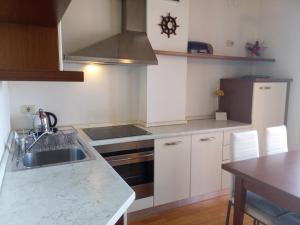 une cuisine avec un évier et une cuisinière dans l'établissement Central Residence, à Portorož 21 autres photos