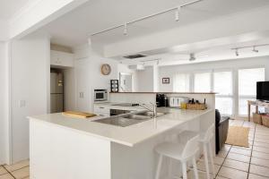 Nhà bếp/bếp nhỏ tại Noosa River Resort Apartment on Gympie Terrace