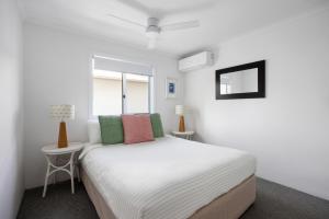 Giường trong phòng chung tại Noosa River Resort Apartment on Gympie Terrace +30 ảnh