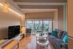 Posezení v ubytování TOP VIEW PENTHOUSE Private Rooftop, Wi-Fi 500Mbps, Air Conditioning, Grill, Pool and Gym