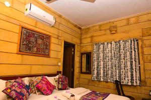 Postel nebo postele na pokoji v ubytování Relax Inn Jaisalmer