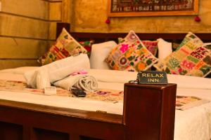 Postel nebo postele na pokoji v ubytování Relax Inn Jaisalmer