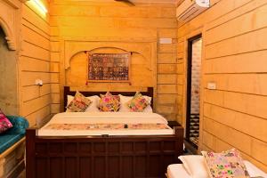 Postel nebo postele na pokoji v ubytování Relax Inn Jaisalmer