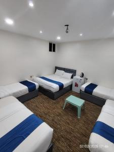 Un pat sau paturi într-o cameră la Hotel Noor Al Madina