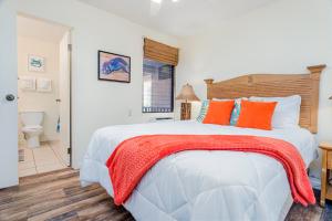 Postel nebo postele na pokoji v ubytování Central and Bright 2 BR, 2 BA, Pool and Oceanview + 37 fotografií