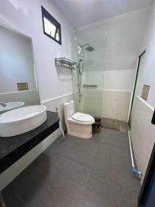 une salle de bain avec une douche, des toilettes et un lavabo dans l'établissement Dream Resort, à Koh Rong