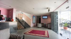 una hall con scala e reception di Hotel Chaouen a Chefchaouen