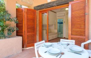 una mesa blanca con platos en un patio en Nice Apartment In Costa Paradiso, en Costa Paradiso