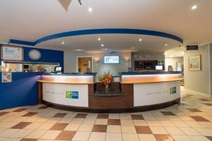 ein Wartezimmer mit einem Schalter in einem Krankenhaus in der Unterkunft Holiday Inn Express Poole by IHG in Poole + 44 Fotos