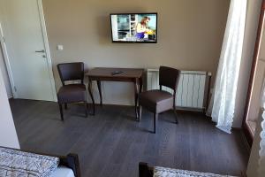 TV in/ali zabaviščno središče v nastanitvi Apartmani Simić Valjevo