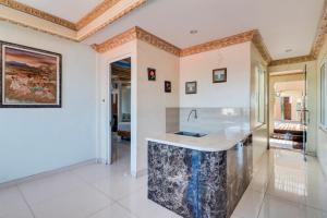 eine Küche mit einer Marmortheke in einem Raum in der Unterkunft Hotel O My Home@Bali in Kuta + 51 Fotos