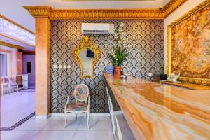 ein Esszimmer mit einer Theke und einem Stuhl in der Unterkunft Hotel O My Home@Bali in Kuta