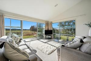 Televisyen dan/atau pusat hiburan di Hurunui River Retreat - Tussock Cottage