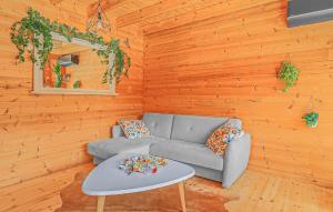 Χώρος καθιστικού στο Pet Friendly Home In Bourbourg With Lake View
