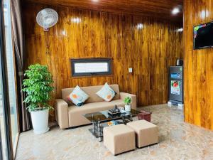 a living room with a couch and a table at Koi Home 286 Mộc Châu in Mộc Châu