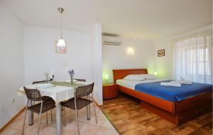 Ένα ή περισσότερα κρεβάτια σε δωμάτιο στο Awesome Apartment In Cres With Wifi +8 φωτογραφίες