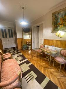 Eftimie MurguにあるPensiunea Danieliのソファとテーブルのあるリビングルーム