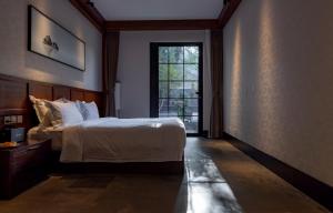 Кровать или кровати в номере YiPiao Courtyard Hot Spring Resort Xiaotang Resot Xiaotangshan Beijing