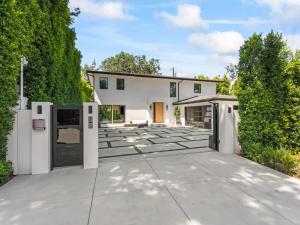 an exterior view of a house with a driveway at Casa Leona in Los Angeles