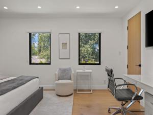 a bedroom with a bed and a desk and a chair at Casa Leona in Los Angeles