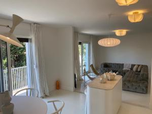 Apartment Oasis tesisinde bir oturma alanı