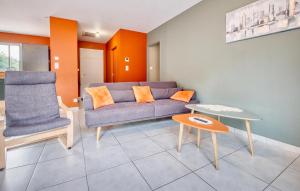 ein Wohnzimmer mit Sofa und Tisch in der Unterkunft Charmante Maison À La Campagne in Laveyssière