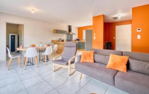 ein Wohnzimmer mit Sofa und Tisch in der Unterkunft Charmante Maison À La Campagne in Laveyssière