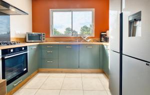 eine Küche mit grünen Schränken und einem Fenster in der Unterkunft Charmante Maison À La Campagne in Laveyssière