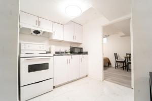 Kuchyň nebo kuchyňský kout v ubytování Scarborough 2BR Private Suite, Wifi, Steps to Bus