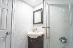 Ένα μπάνιο στο Cozy Private 2 bedroom apartment, free Wifi, free parking in heart of Toronto, surrounded by nature +18 φωτογραφίες