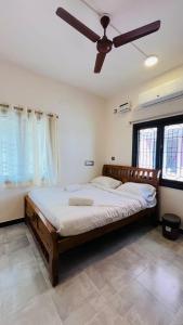 蓬蒂切里Rhythm Stay Pondicherry的一间卧室配有一张大床和吊扇