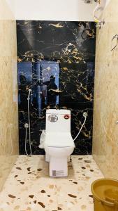 蓬蒂切里Rhythm Stay Pondicherry的一间带卫生间和黑色墙壁的浴室 更多18张照片