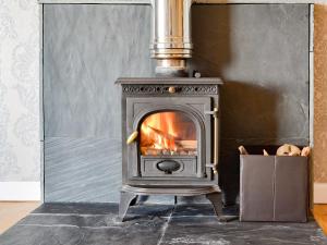 BankfootにあるLittle Harrowfieldの箱のある部屋の薪ストーブ