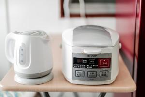 a mixer and a blender sitting on a table at Yoshi do Kulnn2Close to USJ Expo and direct access to Kansai Airport Kyocera Sports Museum Namba吉徳家庭旅館2近USJ空庭菓匠温泉萬博会海游館難波梅田關西空港直達京セラドーム in Osaka