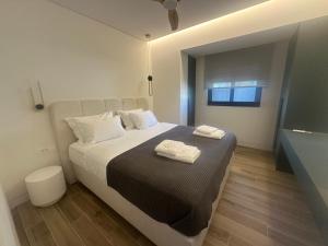Ένα ή περισσότερα κρεβάτια σε δωμάτιο στο Aelia Suites Corinth +19 φωτογραφίες