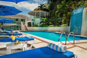 Bazén v ubytování Deja Resort All Inclusive nebo v jeho okolí