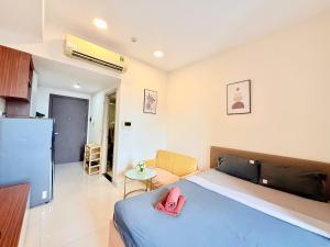 ホーチミン・シティにあるCBD Luxury Apartment In Rivergate Buildingのベッドルーム1室(ピンクのスリッパ付)